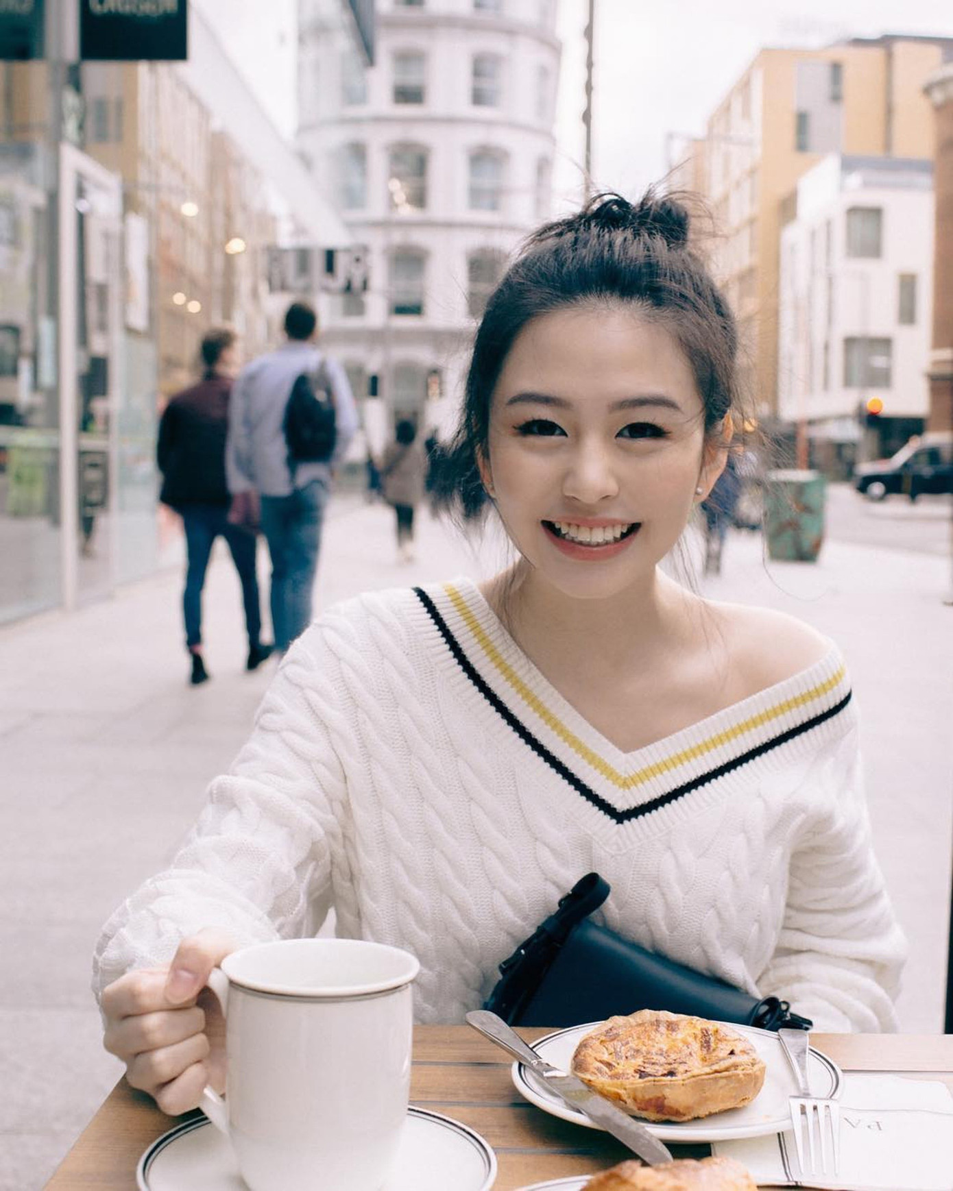 Đam mê thời trang song gia đình chưa muốn con gái tham gia vào môi trường showbiz. Cô từng phải gác lại con đường nghệ thuật để hoàn thành việc học, tiếp quản việc kinh doanh của gia đình. Ái nữ nhà Khâu Thục Trinh theo học tiếng Nhật và Tâm lý học tại Đại học British Columbia ở Vancouver (Canada). Đam mê thời trang song gia đình chưa muốn con gái tham gia vào môi trường showbiz. Cô từng phải gác lại con đường nghệ thuật để hoàn thành việc học, tiếp quản việc kinh doanh của gia đình. Ái nữ nhà Khâu Thục Trinh theo học tiếng Nhật và Tâm lý học tại Đại học British Columbia ở Vancouver (Canada).