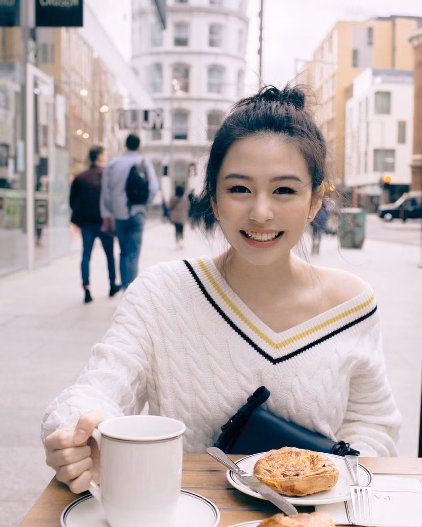 Đam mê thời trang song gia đình chưa muốn con gái tham gia vào môi trường showbiz. Cô từng phải gác lại con đường nghệ thuật để hoàn thành việc học, tiếp quản việc kinh doanh của gia đình. Ái nữ nhà Khâu Thục Trinh theo học tiếng Nhật và Tâm lý học tại Đại học British Columbia ở Vancouver (Canada). Đam mê thời trang song gia đình chưa muốn con gái tham gia vào môi trường showbiz. Cô từng phải gác lại con đường nghệ thuật để hoàn thành việc học, tiếp quản việc kinh doanh của gia đình. Ái nữ nhà Khâu Thục Trinh theo học tiếng Nhật và Tâm lý học tại Đại học British Columbia ở Vancouver (Canada).