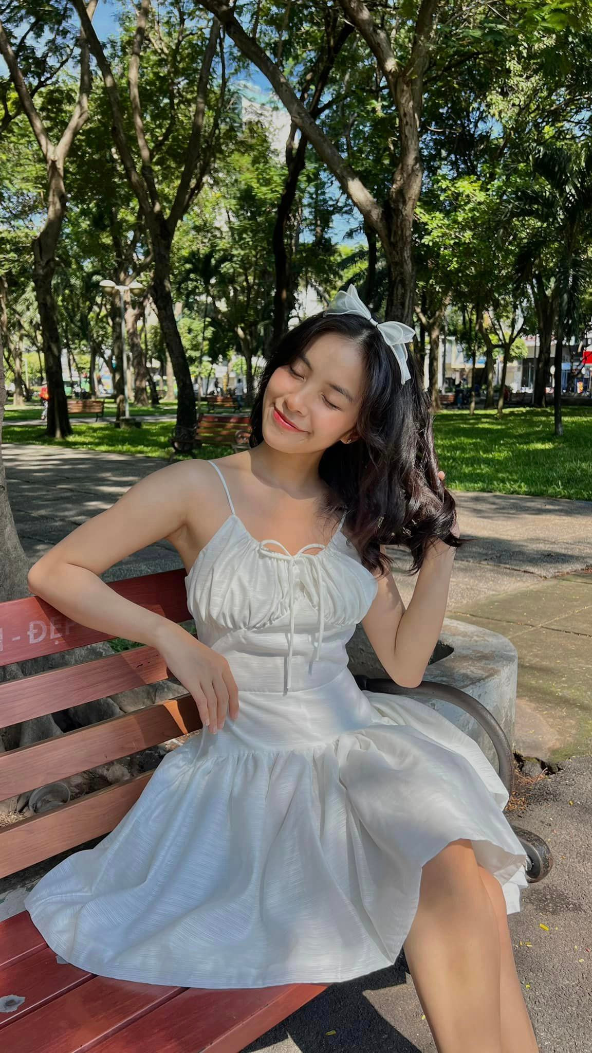 Trần Vân là gương mặt diễn viên trẻ quen thuộc trên sóng truyền hình khi từng góp mặt trong nhiều dự án phim truyền hình như Chiều ngang qua phố cũ, Nhà trọ Balanha… Vai diễn Hoài trong phim Phố trong làng giúp tên tuổi của cô đến gần hơn với công chúng. Từ vai phụ, Trần Vân đã có vai chính đầu tay trên màn ảnh VTV phim Làng trong phố.