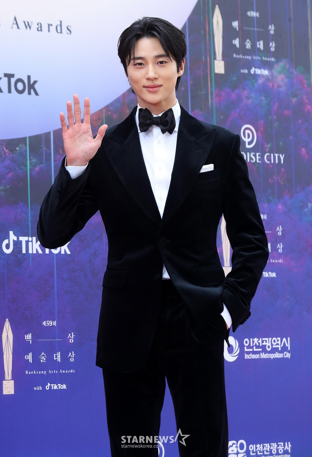 Theo Naver, một cuộc khảo sát trước đã được tiến hành, các giám khảo cho từng hạng mục được bổ nhiệm theo đề xuất của nhóm chuyên gia đại diện cho truyền hình, điện ảnh và sân khấu. Họ quyết định các ứng cử viên cuối cùng thông qua quy trình sàng lọc công bằng và nghiêm ngặt.