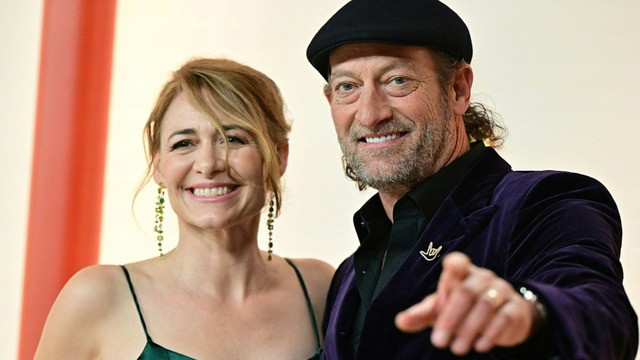 Nam diễn viên khiếm thính Troy Kotsur và vợ Deanne Bray. Sau 6 thập kỷ, thảm đỏ Oscar lần đầu đổi màu. Theo đó, các ngôi sao đi trên tấm thảm màu sâm panh thay vì màu đỏ mang tính biểu tượng như lâu nay. Quyết định thay đổi màu sắc là ý tưởng của Lisa Love – chuyên gia tư vấn sáng tạo, đồng thời là cộng tác viên lâu năm của tạp chí Vogue, giám đốc sáng tạo Met Gala. Ảnh: Getty.