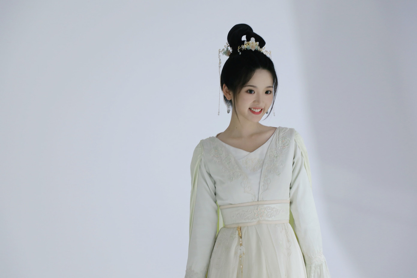 Hồng lâu mộng được đưa lên màn ảnh rộng do Hồ Mai làm đạo diễn. Dự án điện ảnh đã hoàn thành khâu quay và hậu kỳ, chờ ngày ra mắt. Dàn diễn viên nhận sự quan tâm lớn từ công chúng. Trong đó vai diễn Lâm Đại Ngọc được kỳ vọng, so sánh với bản phim truyền hình kinh điển năm 1977 do Trần Hiểu Húc thủ vai. Hồng lâu mộng được đưa lên màn ảnh rộng do Hồ Mai làm đạo diễn. Dự án điện ảnh đã hoàn thành khâu quay và hậu kỳ, chờ ngày ra mắt. Dàn diễn viên nhận sự quan tâm lớn từ công chúng. Trong đó vai diễn Lâm Đại Ngọc được kỳ vọng, so sánh với bản phim truyền hình kinh điển năm 1977 do Trần Hiểu Húc thủ vai.