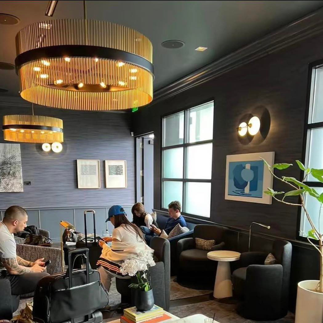 Lisa (BlackPink) và bạn trai tin đồn bị bắt gặp ở phòng chờ sân bay dành cho giới siêu giàu. Ảnh: Twitter. Lisa (BlackPink) và bạn trai tin đồn bị bắt gặp ở phòng chờ sân bay dành cho giới siêu giàu. Ảnh: Twitter.