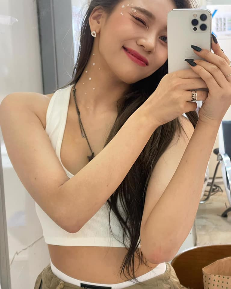 Nhiều cư dân mạng cho rằng gương mặt hiện tại của Umji đã qua phẫu thuật thẩm mỹ như gọt hàm, sửa mũi, nữ idol chưa lên tiếng về chuyện này.