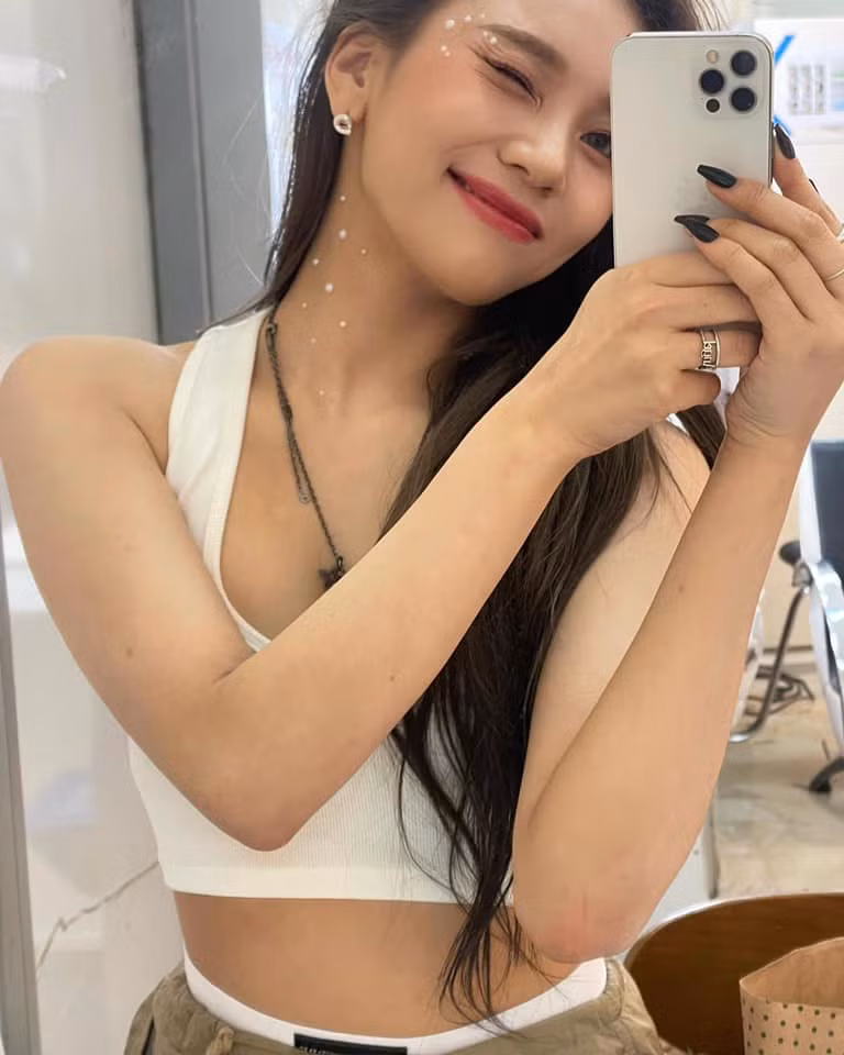 Nhiều cư dân mạng cho rằng gương mặt hiện tại của Umji đã qua phẫu thuật thẩm mỹ như gọt hàm, sửa mũi, nữ idol chưa lên tiếng về chuyện này. Nhiều cư dân mạng cho rằng gương mặt hiện tại của Umji đã qua phẫu thuật thẩm mỹ như gọt hàm, sửa mũi, nữ idol chưa lên tiếng về chuyện này.