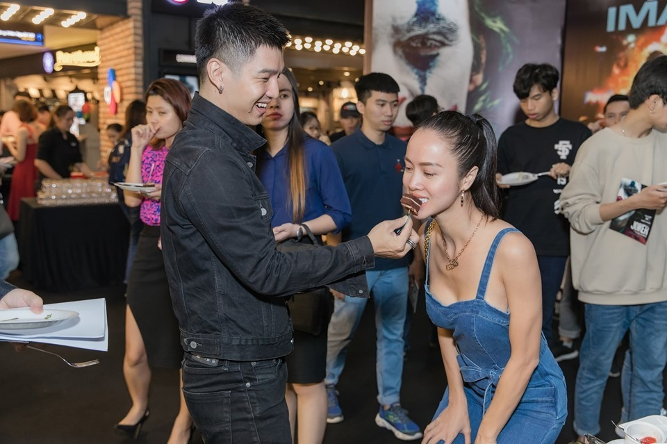 Vũ Ngọc Anh - Cường Seven nên duyên khi tham gia dự án điện ảnh Lôi báo (2017). Tuy nhiên họ giữ kín chuyện tình cảm và công khai vào 2 năm sau đó, Cường Seven tỏ tình Ngọc Anh tại Đà Nẵng. Nữ diễn viên chia sẻ cô thay đổi nhiều vì tình yêu và dám làm mất hình tượng để bị xấu đi cũng vì tình yêu. Thời điểm này, cả hai muốn tập trung phát triển sự nghiệp, chưa muốn kết hôn.