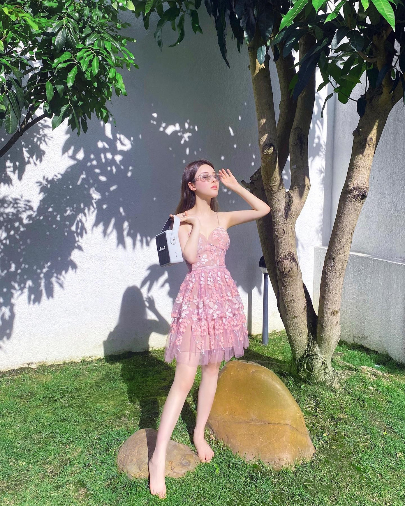 Abby yêu thích thời trang, đã sinh 4 người con cho chồng cũ và chồng hiện tại nhưng cô giữ được vóc dáng thon gọn, đáng mơ ước. Chồng thứ hai của Abby Choi là thái tử gia Chris tập đoàn Đàm Tử.