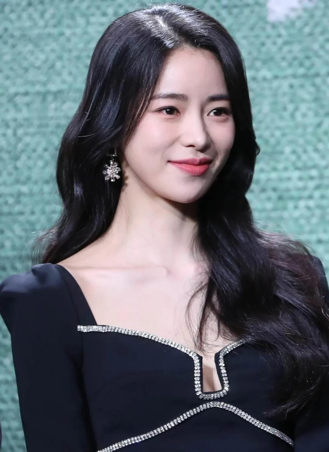 Trong cuộc họp báo, Lim Ji Yeon và Song Hye Kyo hé lộ cảnh tát nhau. Hai diễn viên cho biết đầu óc họ trống rỗng, dường như quên hết mọi thứ, má của cả hai đều in dấu tay và phải chườm đá một lúc mới ghi hình trở lại. Ảnh: Spotvnews. Trong cuộc họp báo, Lim Ji Yeon và Song Hye Kyo hé lộ cảnh tát nhau. Hai diễn viên cho biết đầu óc họ trống rỗng, dường như quên hết mọi thứ, má của cả hai đều in dấu tay và phải chườm đá một lúc mới ghi hình trở lại. Ảnh: Spotvnews.