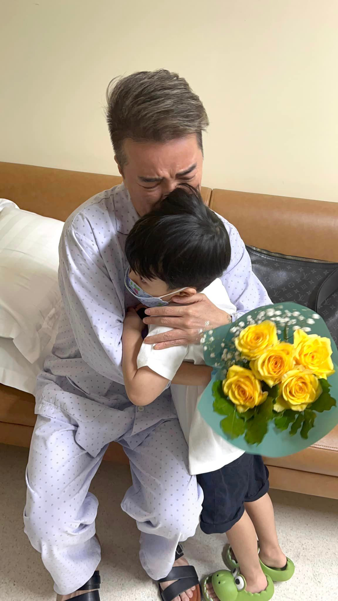 Đàm Vĩnh Hưng nói lý do từ chối bạn bè đến thăm.