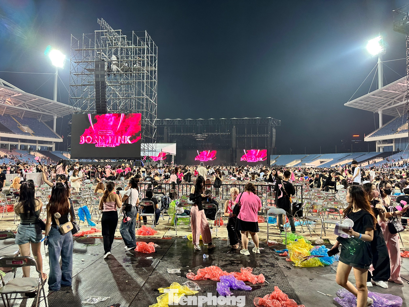 Tình trạng sân vận động sau khi kết thúc concert. Nhiều áo mưa tiện lợi bị vứt bừa bãi. Tình trạng sân vận động sau khi kết thúc concert. Nhiều áo mưa tiện lợi bị vứt bừa bãi.