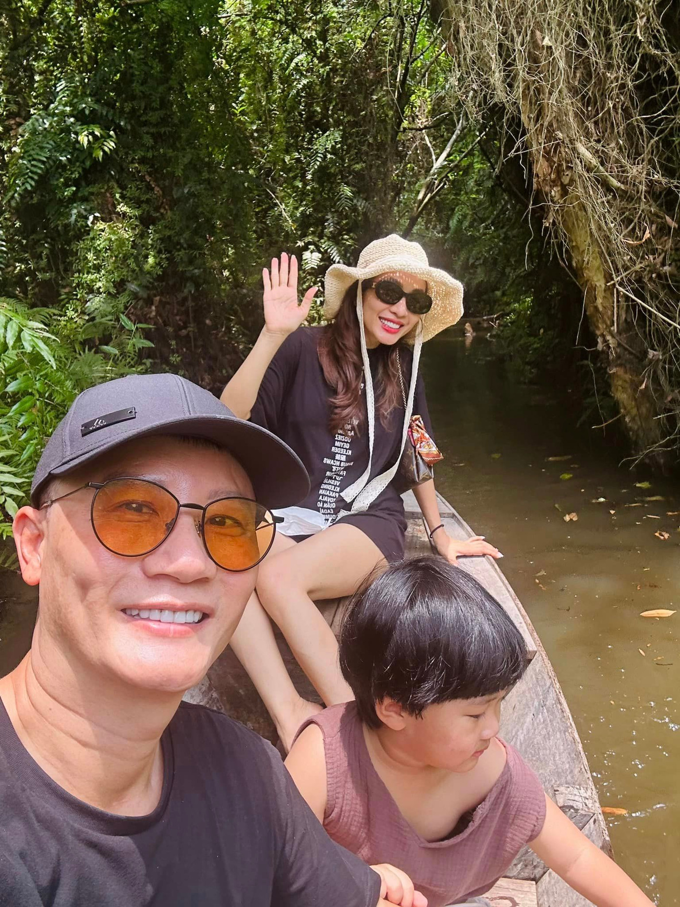 Du lịch Đồng Tháp, Hoàng Bách và vợ con có dịp chiêm ngưỡng vẻ đẹp của miền Tây sông nước với vô vàn những món ăn ngon đặc sắc.