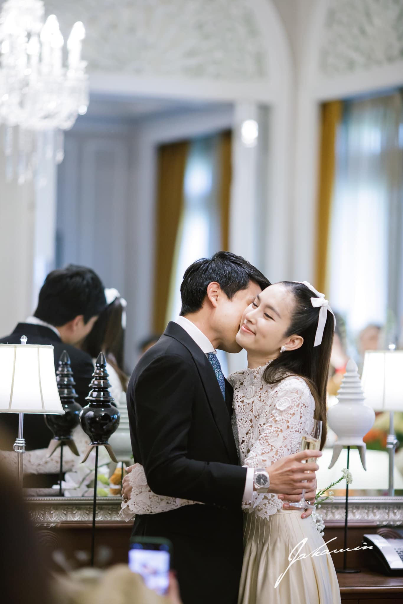 Nong Poy và hôn phu trong tiệc độc thân. Ảnh: Baan Ar Jor.