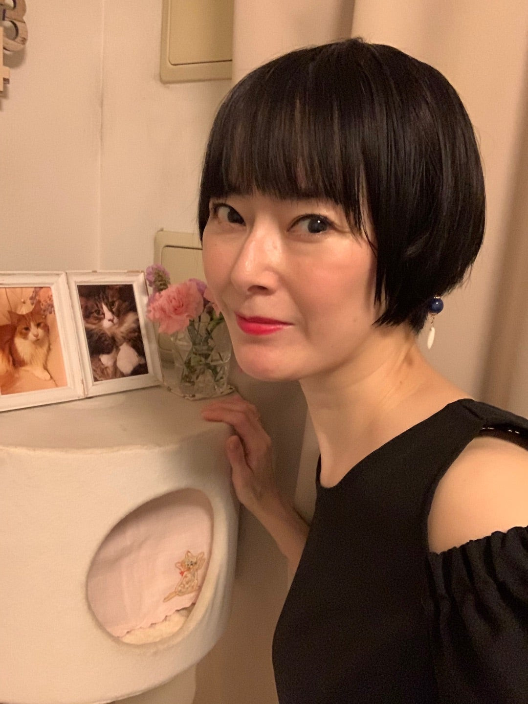 Nữ diễn viên người Nhật Nagiko Tono (43) tuổi gây bất ngờ khi thông báo ly hôn với người chồng thứ ba, dù lễ thành hôn của họ mới tổ chức cách đó 2 tuần. Diễn viên nói cô đã hoàn tất các thủ tục pháp lý, chồng cũ không phải người nổi tiếng. Hơn thế đây là chuyện không vui nên cô không muốn chia sẻ thêm.