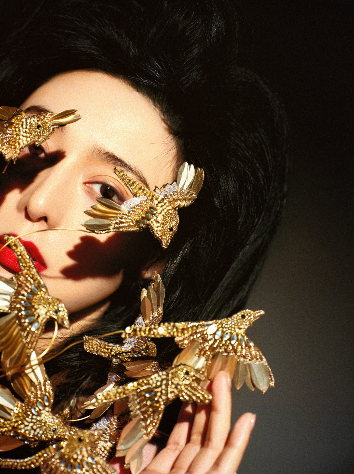 &quot;Bởi vì khi đó bạn có thể nhìn thấy rõ mọi người xung quanh, cuộc sống thực và sau đó tôi có thể đem tất cả cảm xúc và trải nghiệm đó vào diễn xuất. Vì vậy, nó thực sự hữu ích cho tôi để giữ vững lập trường này&quot;, nữ diễn viên họ Phạm lý giải.