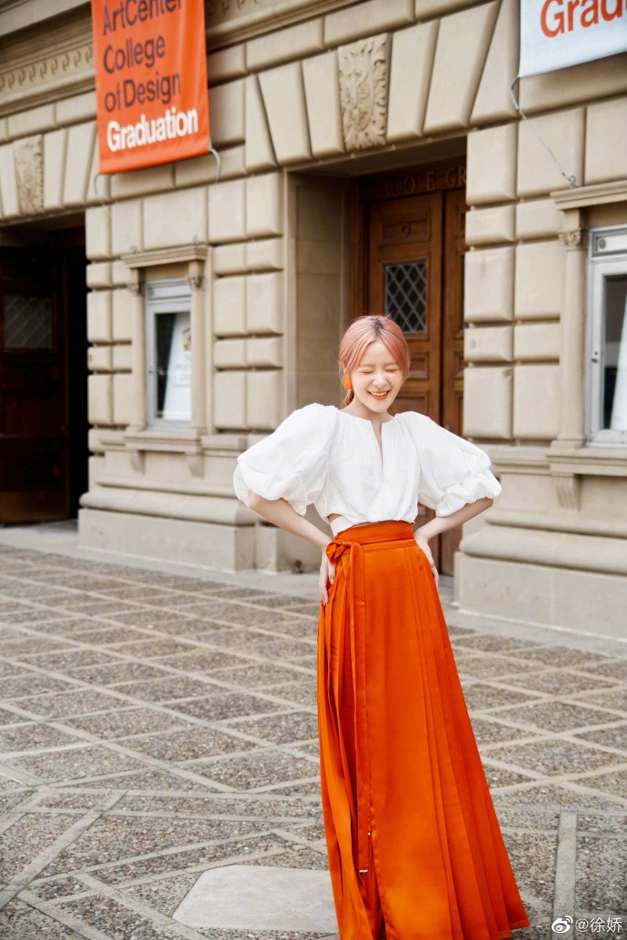 Từ Kiều và mẹ ruột trong ngày lễ tốt nghiệp. Ảnh: Xu Jiao/Weibo. Từ Kiều và mẹ ruột trong ngày lễ tốt nghiệp. Ảnh: Xu Jiao/Weibo.