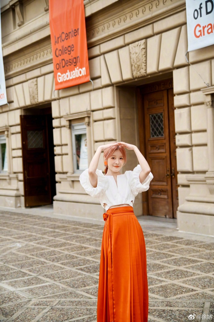 Từ Kiều và mẹ ruột trong ngày lễ tốt nghiệp. Ảnh: Xu Jiao/Weibo. Từ Kiều và mẹ ruột trong ngày lễ tốt nghiệp. Ảnh: Xu Jiao/Weibo.