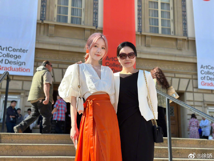 Từ Kiều và mẹ ruột trong ngày lễ tốt nghiệp. Ảnh: Xu Jiao/Weibo. Từ Kiều và mẹ ruột trong ngày lễ tốt nghiệp. Ảnh: Xu Jiao/Weibo.