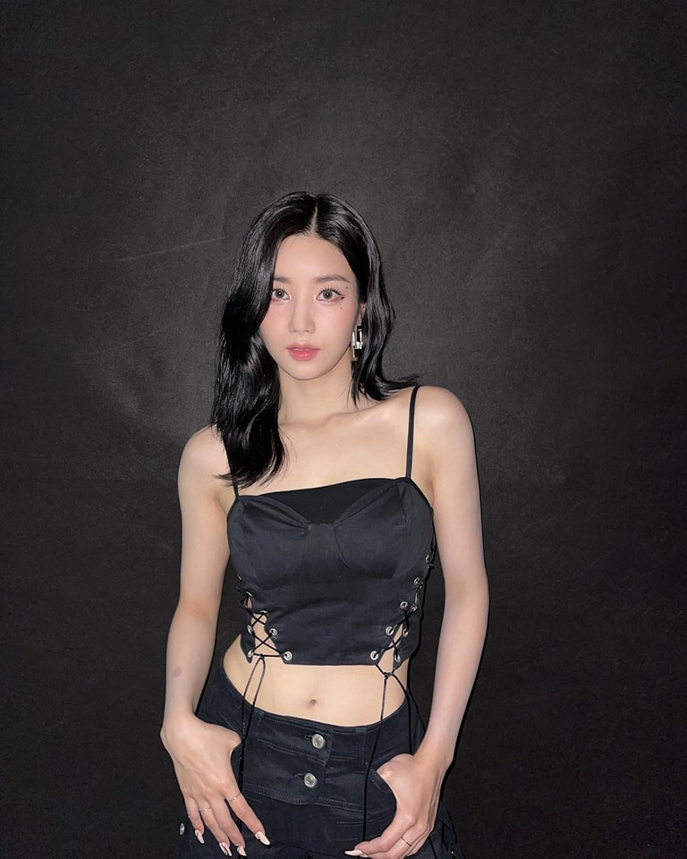 Cô có chiều cao 1,58 m song tỷ lệ cơ thể nhận được nhiều lời khen có cánh từ khán giả. Cựu trưởng nhóm IZ*ONE hướng tới phong cách gợi cảm, sành điệu sau khi hoạt động solo. Cô có chiều cao 1,58 m song tỷ lệ cơ thể nhận được nhiều lời khen có cánh từ khán giả. Cựu trưởng nhóm IZ*ONE hướng tới phong cách gợi cảm, sành điệu sau khi hoạt động solo.