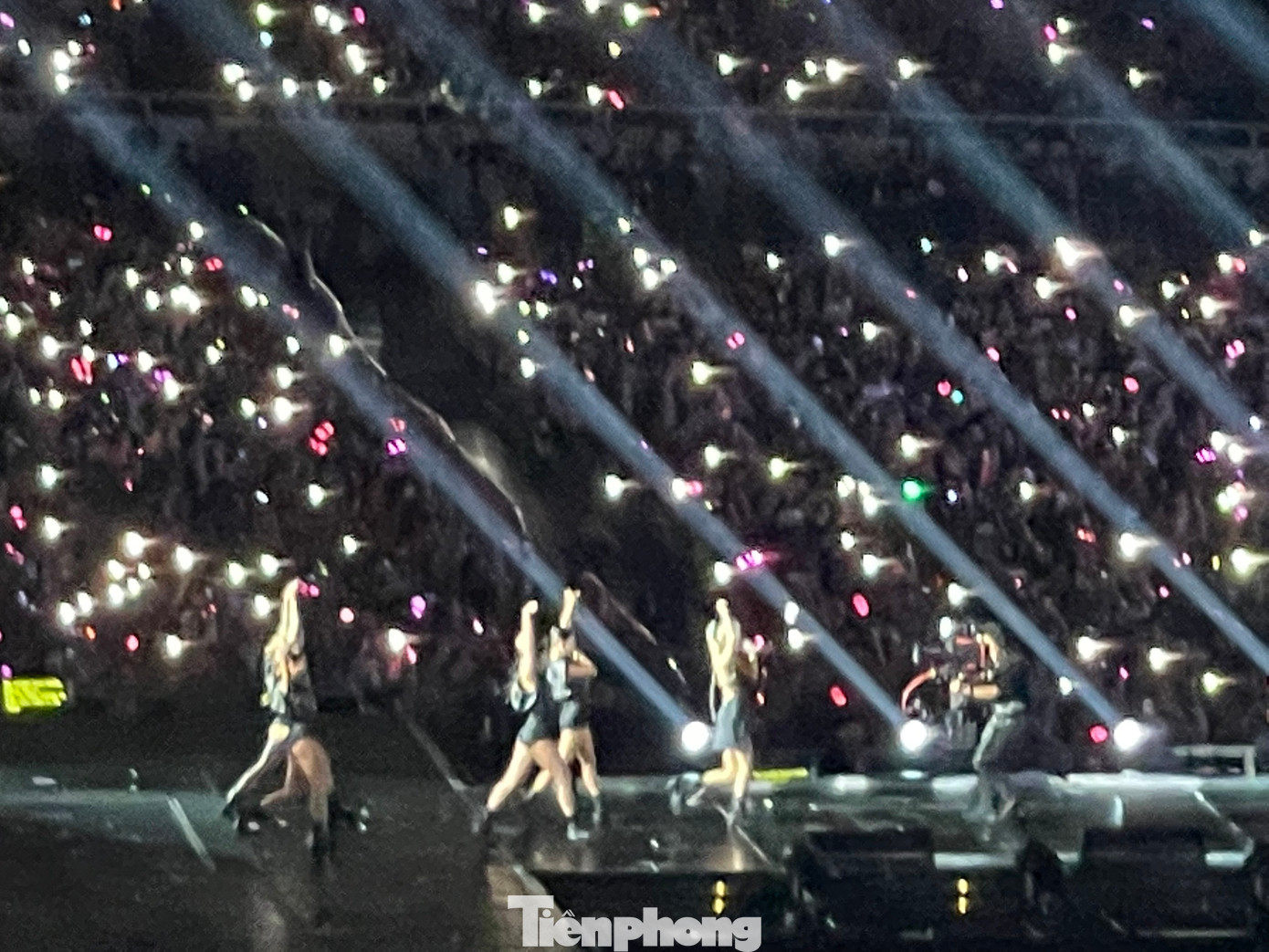 Gần nửa chặng đường của show thứ 2 đã qua nhưng năng lượng của các thành viên cùng vũ đoàn vẫn rất "cháy". Gần nửa chặng đường của show thứ 2 đã qua nhưng năng lượng của các thành viên cùng vũ đoàn vẫn rất "cháy".