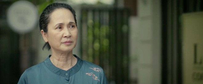 Bà Cúc nhận được tin con trai thứ mắc nợ tiền tỷ. Ảnh: CMH.