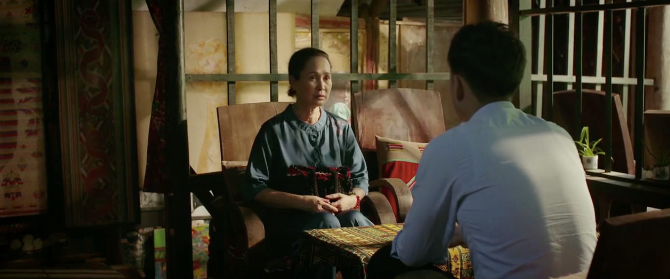 Bà Cúc nhận được tin con trai thứ mắc nợ tiền tỷ. Ảnh: CMH.