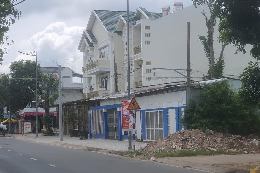 3 cây xà cừ to trước dãy nhà này đã không còn dấu vết nào từ 3 tháng qua. Ảnh: TRẦN VŨ 3 cây xà cừ to trước dãy nhà này đã không còn dấu vết nào từ 3 tháng qua. Ảnh: TRẦN VŨ