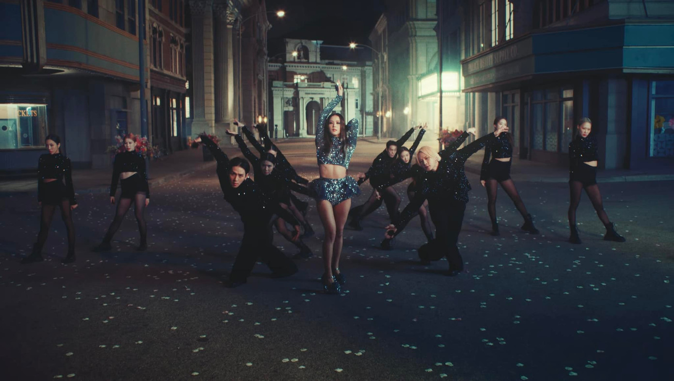 Jisoo thay 10 bộ trang phục trong MV từ các nhà mốt cao cấp.