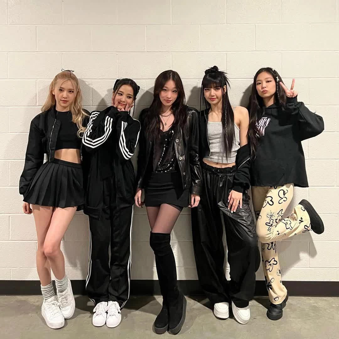 Trước đó, Moon Seo Yoon từng đăng tải hình ảnh thân thiết bên CL - trưởng nhóm 2NE1, vũ công Lee Jung – thủ lĩnh YGX, BlackPink…