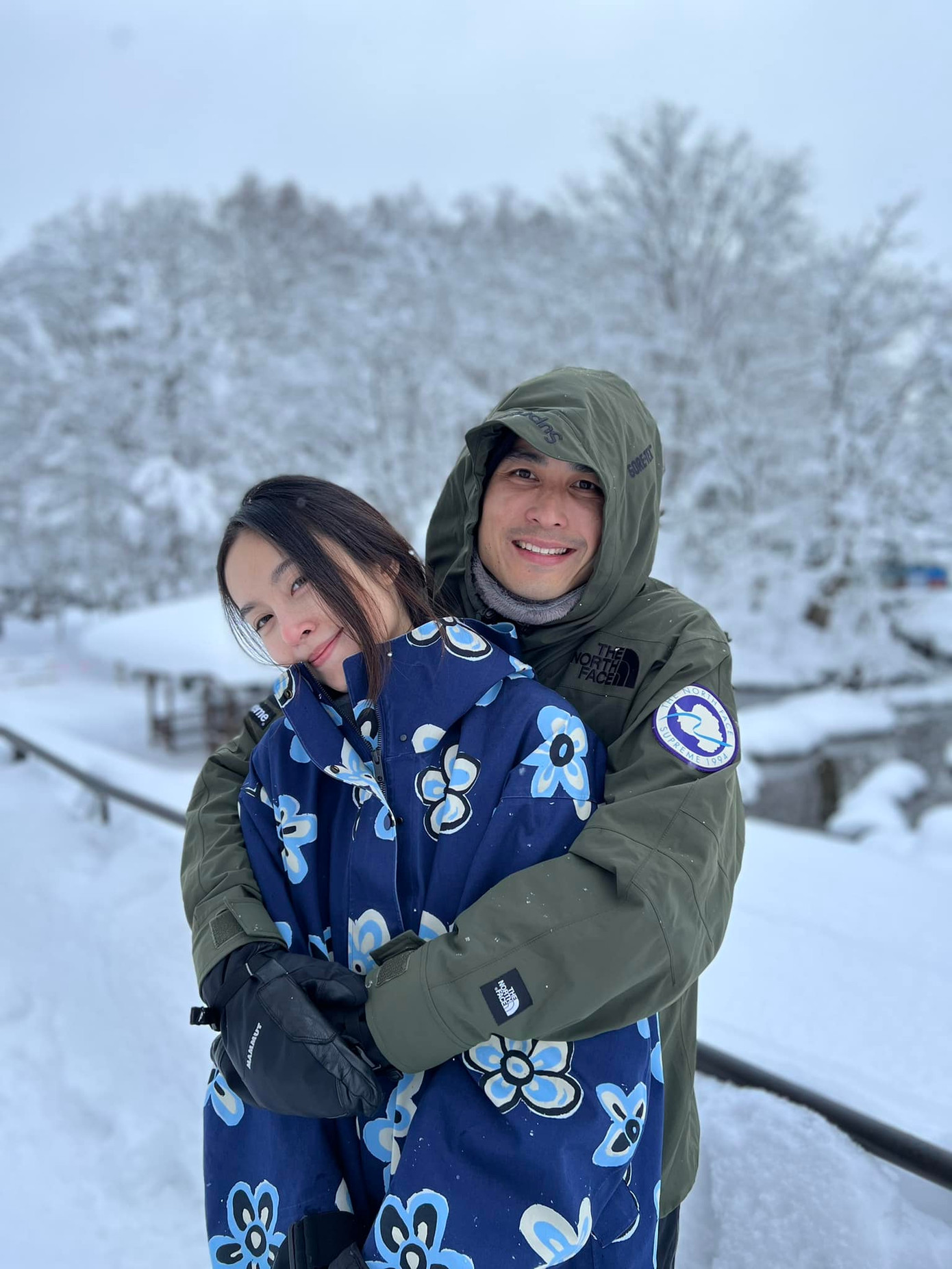 Cả hai thoải mái thể hiện tình yêu trên mạng xã hội và được nhiều người chúc phúc. Cả hai thoải mái thể hiện tình yêu trên mạng xã hội và được nhiều người chúc phúc.