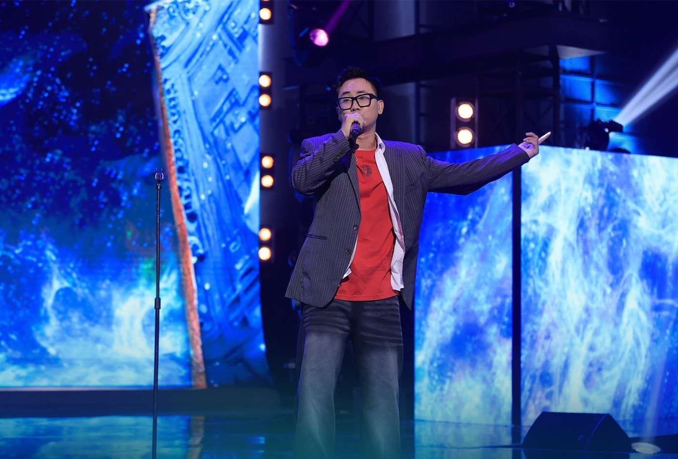 JustaTee khóc khi nhắc về bố vừa ngã bệnh. JustaTee khóc khi nhắc về bố vừa ngã bệnh.