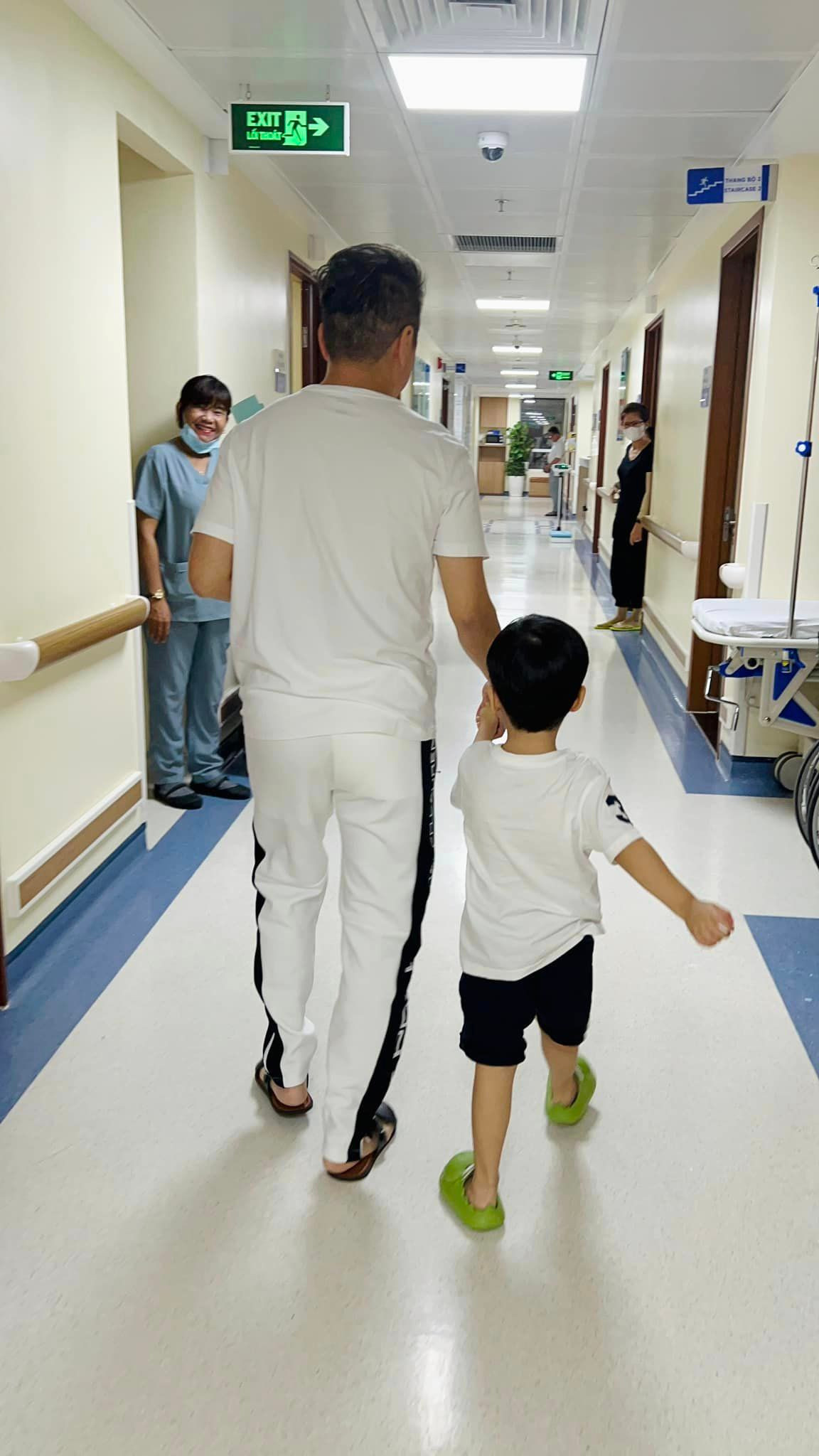 Đàm Vĩnh Hưng nói lý do từ chối bạn bè đến thăm.