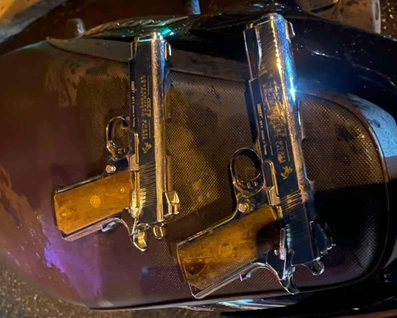 4 khẩu súng, 25 viên đạn, quả nổ tự chế, bình xịt hơi cay, áo chống đạn cùng nhiều vật dụng có liên quan trong vụ việc (Ảnh: Đức Thịnh).