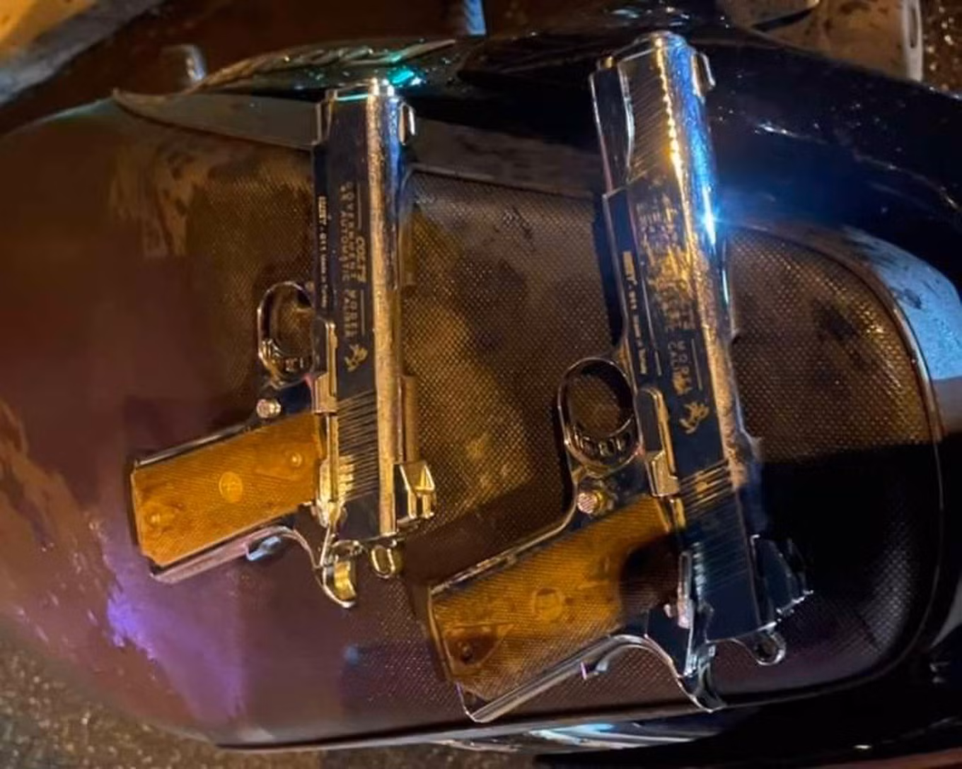 4 khẩu súng, 25 viên đạn, quả nổ tự chế, bình xịt hơi cay, áo chống đạn cùng nhiều vật dụng có liên quan trong vụ việc (Ảnh: Đức Thịnh).