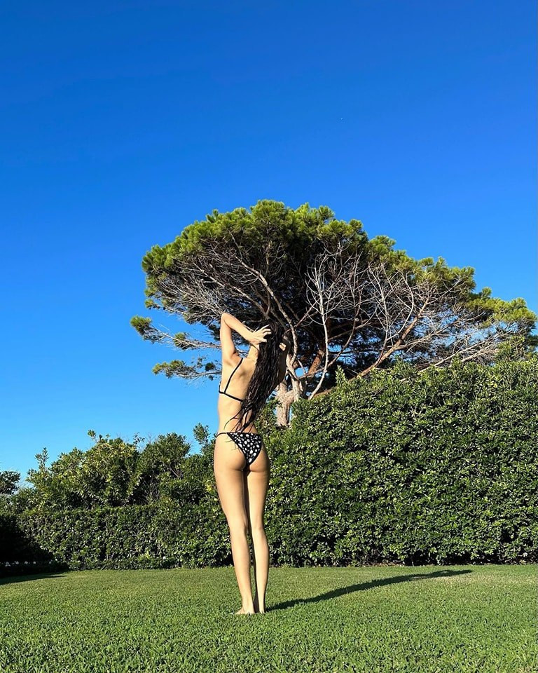 Nhảy chính của BlackPink từng tiết lộ cô thích mặc bikini đi biển nhưng không dám đăng lên mạng xã hội vì sợ mẹ ý kiến. Tuy vậy, nữ thần tượng dường như đã thoải mái, tự tin hơn trong việc công khai tấm hình bikini.