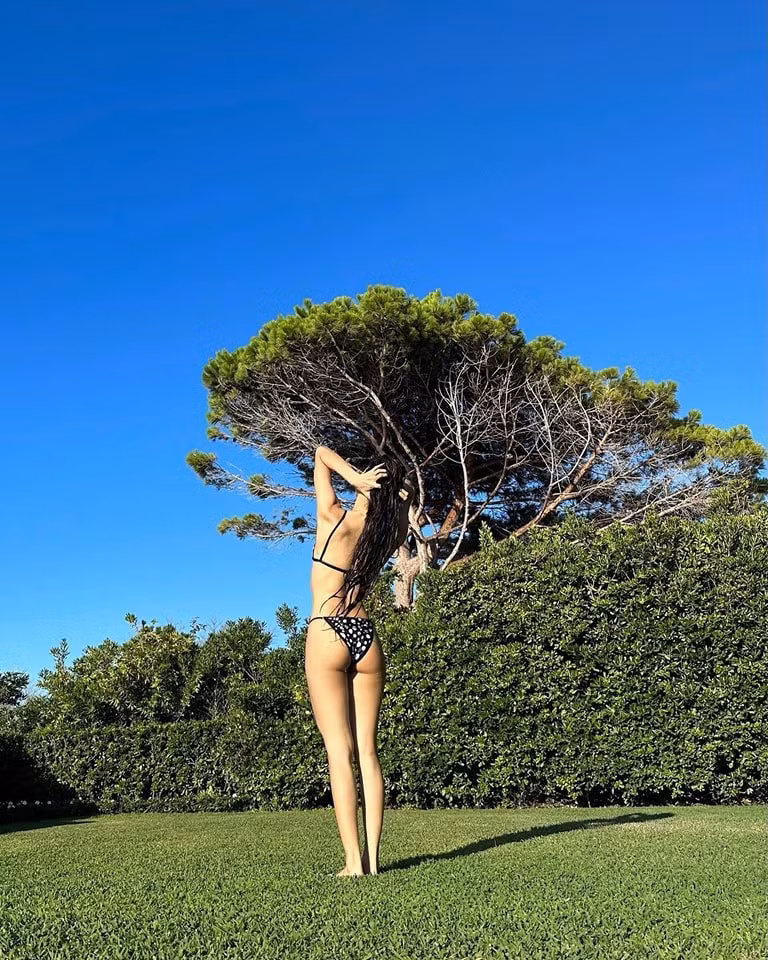 Nhảy chính của BlackPink từng tiết lộ cô thích mặc bikini đi biển nhưng không dám đăng lên mạng xã hội vì sợ mẹ ý kiến. Tuy vậy, nữ thần tượng dường như đã thoải mái, tự tin hơn trong việc công khai tấm hình bikini.