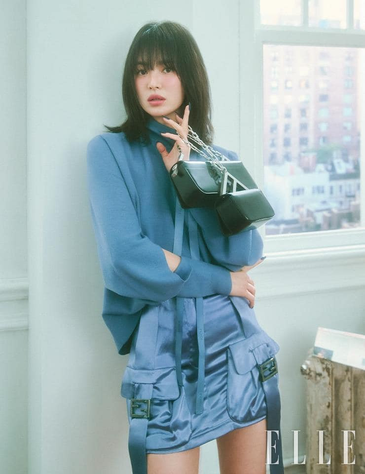 Ở tuổi 41, ngôi sao Hậu duệ mặt trời được nhận xét ngày càng đẹp mặn mà theo thời gian. Trong bài phỏng vấn gần đây, nữ diễn viên nói cô là người đã có tuổi và thích cuộc sống phẳng lặng, không xô bồ. Đóng The Glory, Song Hye Kyo tạo tranh luận về nhan sắc, nhiều người chê bai cô xuống sắc, song diễn viên được bênh vực hy sinh cho vai diễn. Ảnh: Elle.