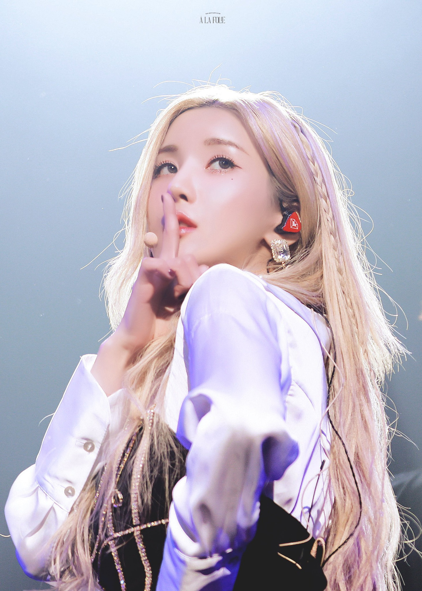 Tuy nhiên, tháng 4/2021, hợp đồng của IZ*ONE kết thúc, nhóm chính thức tan rã. Các thành viên trở lại với công ty quản lý của mình. Kwon Eun Bi tiếp tục hoạt động với tư cách nghệ sĩ solo và phát hành đĩa đơn đầu tay Open vào tháng 8/2021. Cô thừa nhận bản thân thấy lo lắng, căng thẳng nhưng đầy phấn khích khi chuẩn bị dự án solo. Ảnh: Twitter.