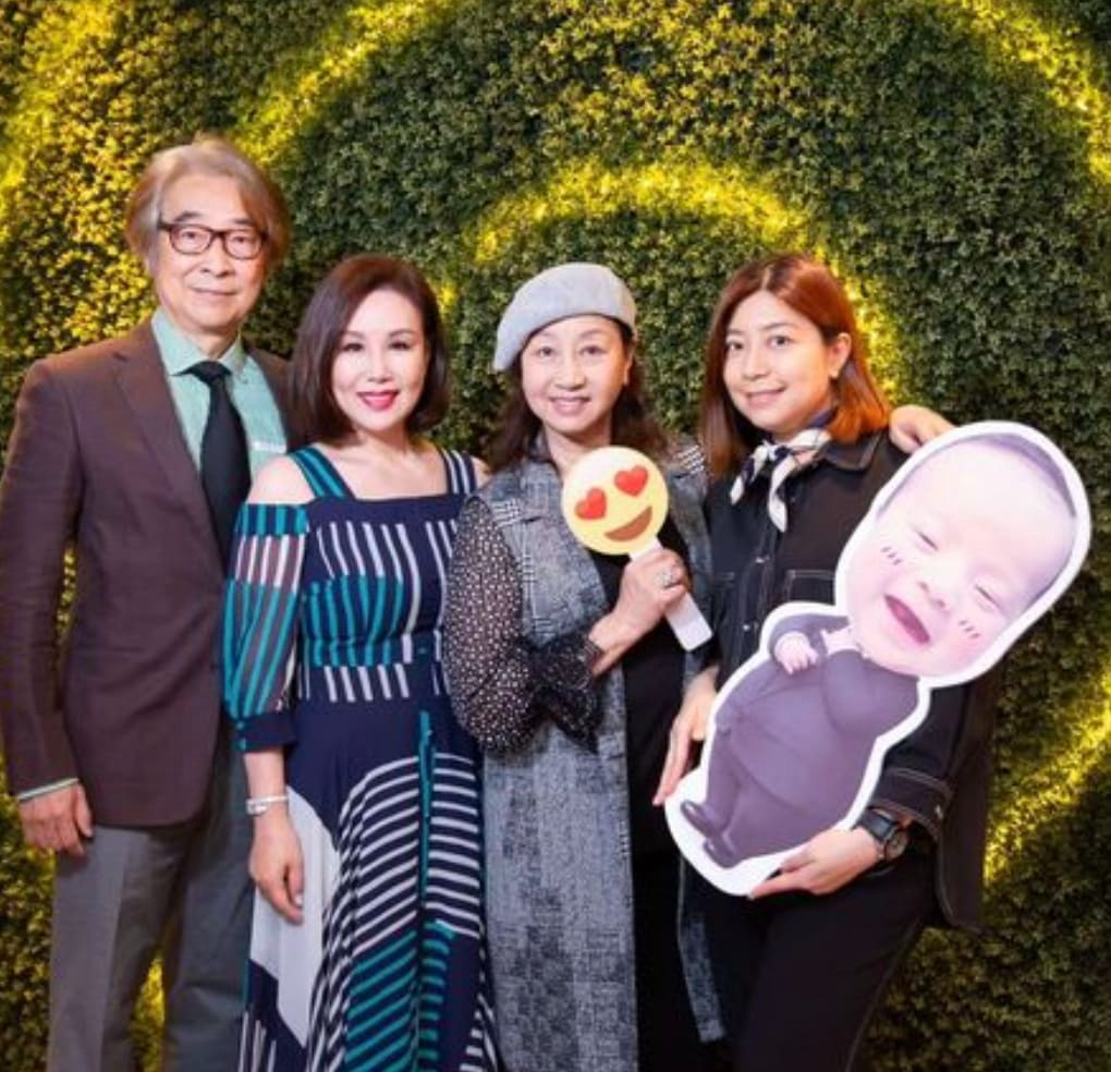 Nguyên Thu (đứng thứ 2 từ phải sang) trong tiệc mừng 100 ngày cháu trai nữ diễn viên Văn Tuyết Nhi. Ảnh: 8Days.