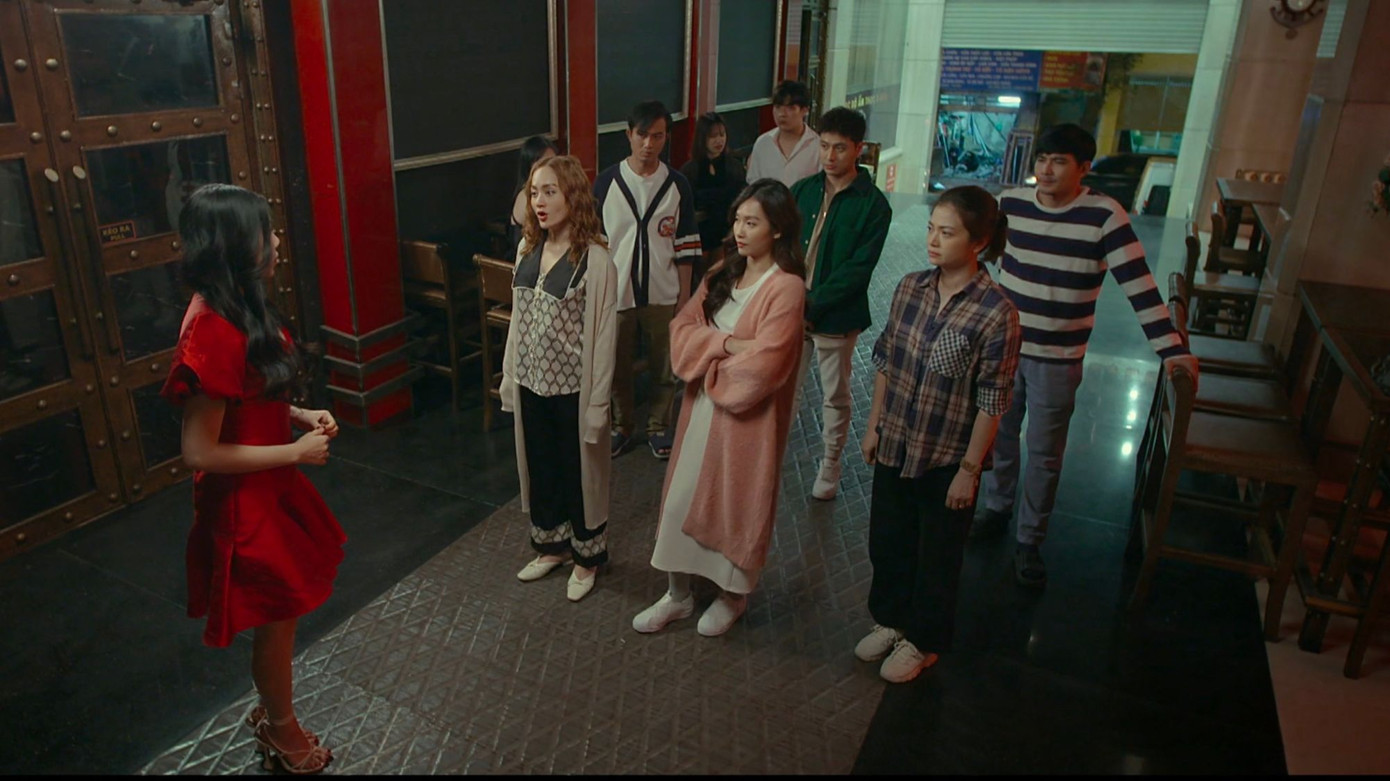 Phân đoạn Hà (Lan Phương) cùng Phương (Kiều Anh) và Trâm Anh (Khả Ngân) đến quán karaoke gặp Đào gây tiếng cười cho khán giả. Đào sau đó ngoan ngoãn trả lại nhẫn và không dám lấy tiền “bấm bài” chặt chém ba anh con trai nhà ông Toại. Phân đoạn Hà (Lan Phương) cùng Phương (Kiều Anh) và Trâm Anh (Khả Ngân) đến quán karaoke gặp Đào gây tiếng cười cho khán giả. Đào sau đó ngoan ngoãn trả lại nhẫn và không dám lấy tiền “bấm bài” chặt chém ba anh con trai nhà ông Toại.