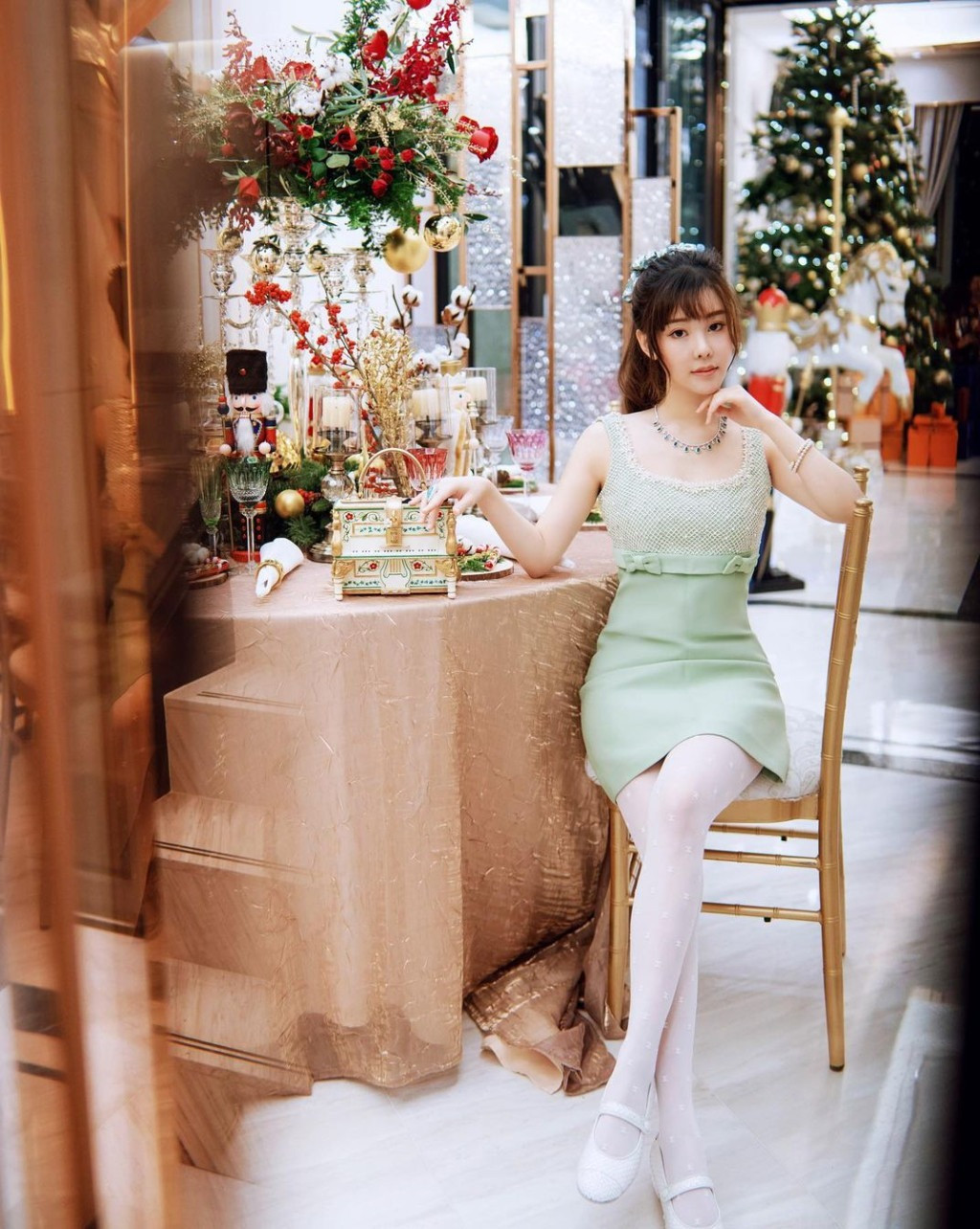 Những năm gần đây, Abby hoạt động tích cực hơn trong lĩnh vực thời trang, thường xuyên được các thương hiệu lớn mời đến Paris tham dự sự kiện Tuần lễ thời trang. Không chỉ vậy, cô thường xuyên nhận lời phỏng vấn từ tạp chí lớn. Tạp chí thời trang Pháp gọi Abby là “ngôi sao đang lên” ở showbiz Hong Kong (Trung Quốc). Các thương hiệu xa xỉ như Hermès, Chanel, Dior… cũng ưu ái, tặng quà cho Abby Choi.