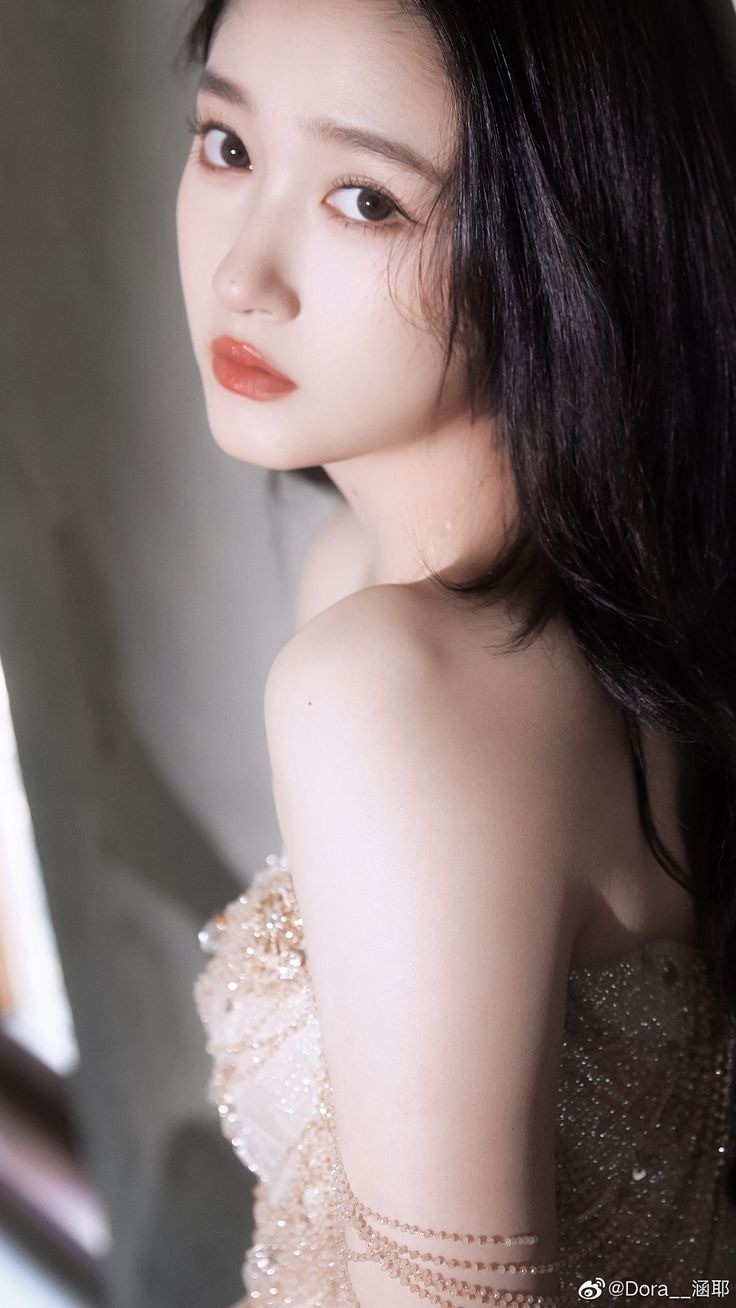 Mỹ nhân sinh năm 1997 còn được biết đến là bạn gái của diễn viên, ca sĩ Lộc Hàm. Cả hai công khai hẹn hò từ năm 2017 và nhận nhiều sức ép từ công chúng, nhất là phía fan của nam ca sĩ, song họ vẫn giữ mối quan hệ gắn bó, lâu bền nhiều năm qua. Hai ngôi sao không thể hiện tình cảm trước truyền thông để tránh điều tiếng. Họ âm thầm ủng hộ, quan tâm nhau và luôn gửi lời chúc trên mạng xã hội vào những ngày quan trọng. Ảnh: Weibo. Mỹ nhân sinh năm 1997 còn được biết đến là bạn gái của diễn viên, ca sĩ Lộc Hàm. Cả hai công khai hẹn hò từ năm 2017 và nhận nhiều sức ép từ công chúng, nhất là phía fan của nam ca sĩ, song họ vẫn giữ mối quan hệ gắn bó, lâu bền nhiều năm qua. Hai ngôi sao không thể hiện tình cảm trước truyền thông để tránh điều tiếng. Họ âm thầm ủng hộ, quan tâm nhau và luôn gửi lời chúc trên mạng xã hội vào những ngày quan trọng. Ảnh: Weibo.