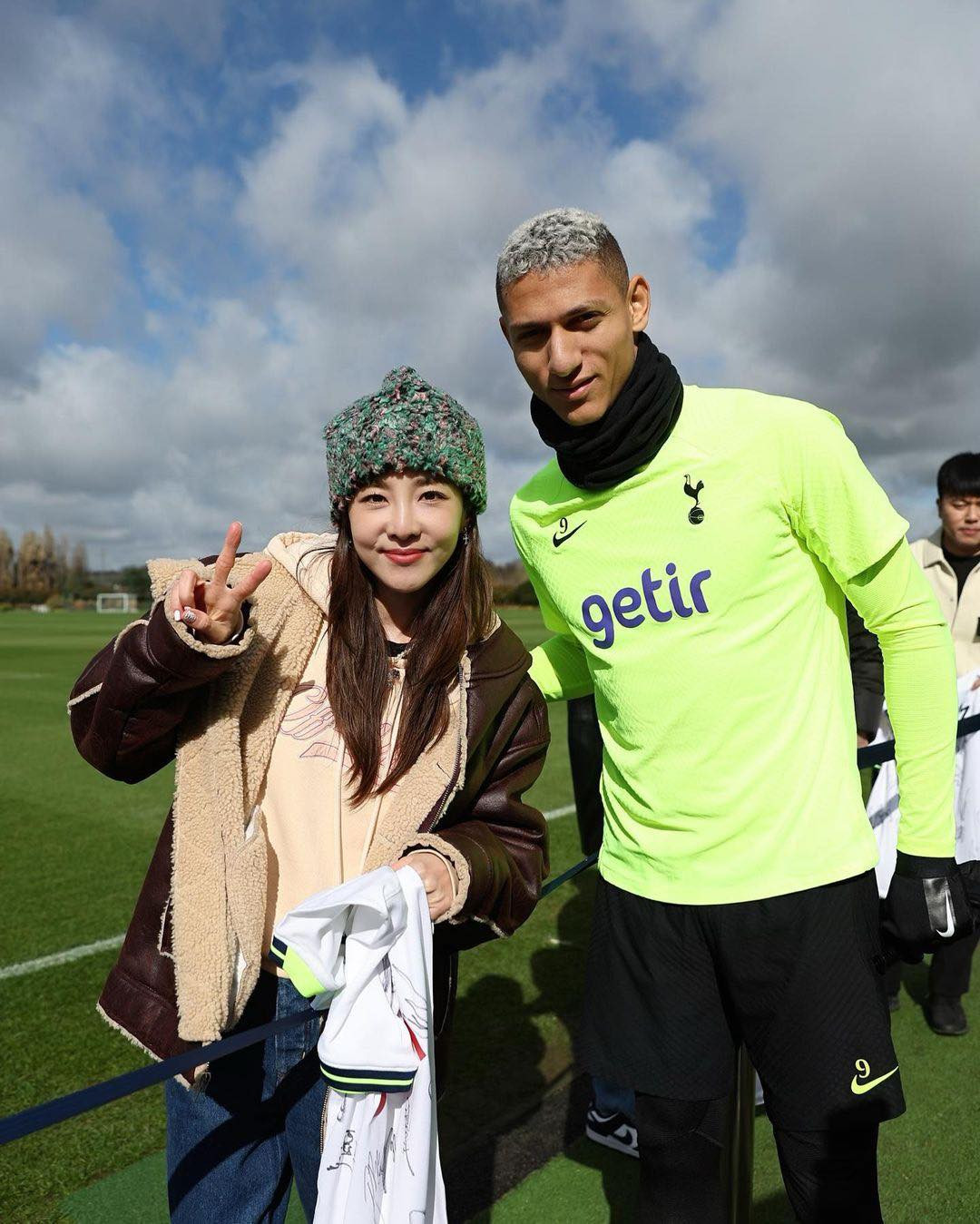 Dara chụp ảnh cùng các cầu thủ Tottenham Hotspur. Ảnh: IG.