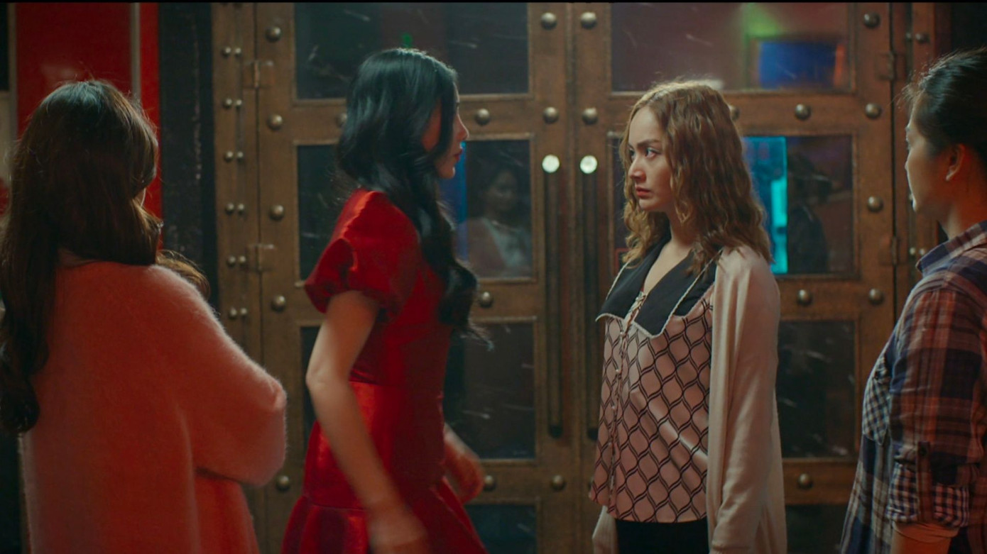 Phân đoạn Hà (Lan Phương) cùng Phương (Kiều Anh) và Trâm Anh (Khả Ngân) đến quán karaoke gặp Đào gây tiếng cười cho khán giả. Đào sau đó ngoan ngoãn trả lại nhẫn và không dám lấy tiền “bấm bài” chặt chém ba anh con trai nhà ông Toại. Phân đoạn Hà (Lan Phương) cùng Phương (Kiều Anh) và Trâm Anh (Khả Ngân) đến quán karaoke gặp Đào gây tiếng cười cho khán giả. Đào sau đó ngoan ngoãn trả lại nhẫn và không dám lấy tiền “bấm bài” chặt chém ba anh con trai nhà ông Toại.