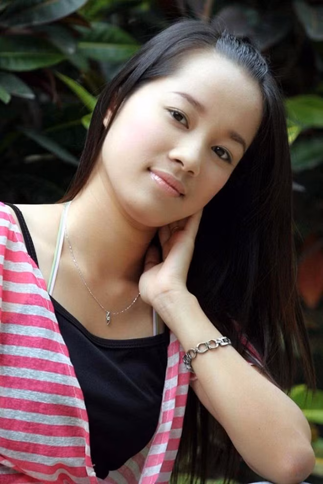 Minh Hương chuyển hướng sang làm MC/BTV truyền hình, mang hàm Thượng úy.