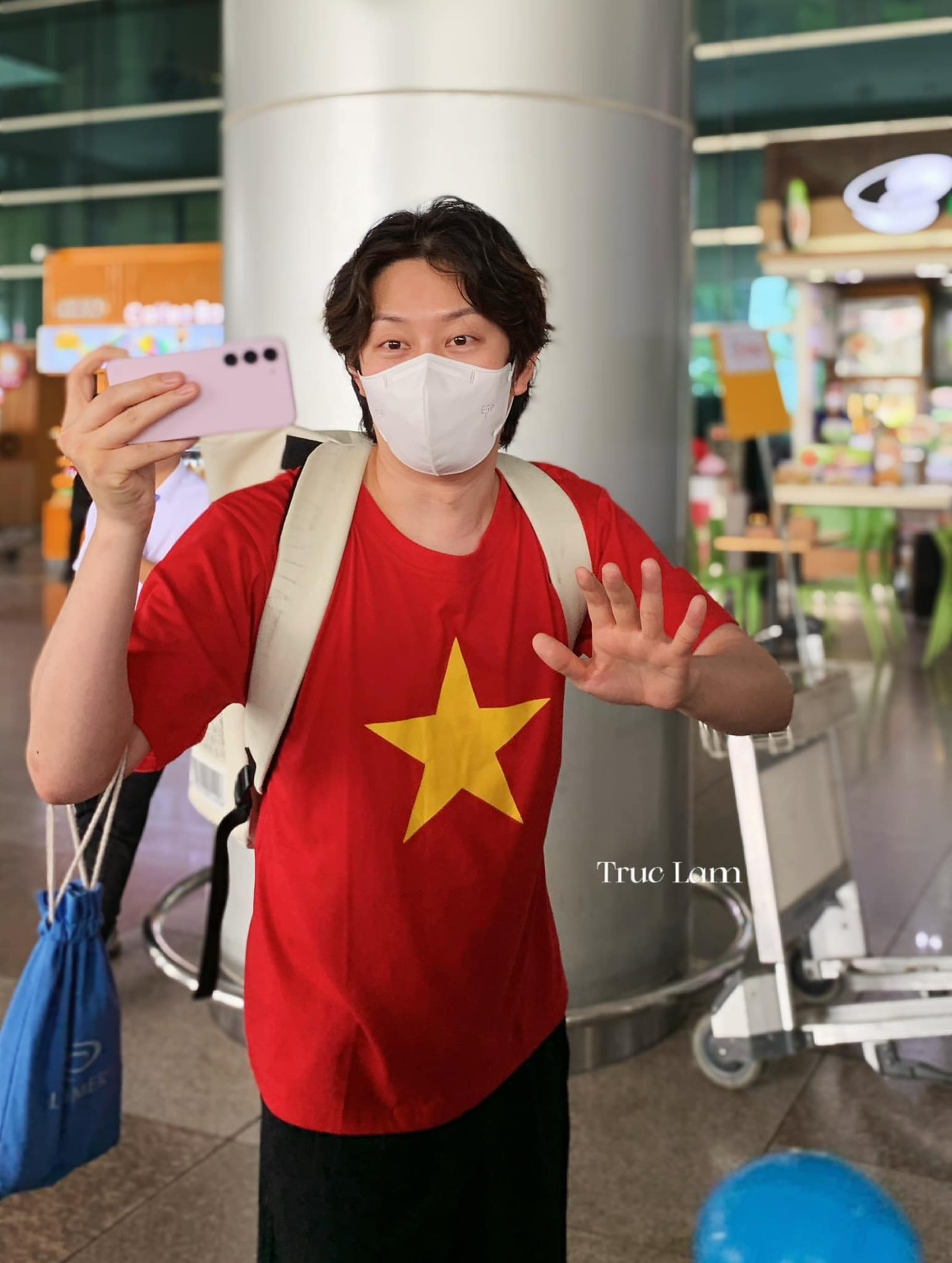 Kim Heechul - thành viên Super Junior bất ngờ có mặt tại sân bay Tân Sơn Nhất (TPHCM) chiều 13/6. Ảnh: Truc Lam.