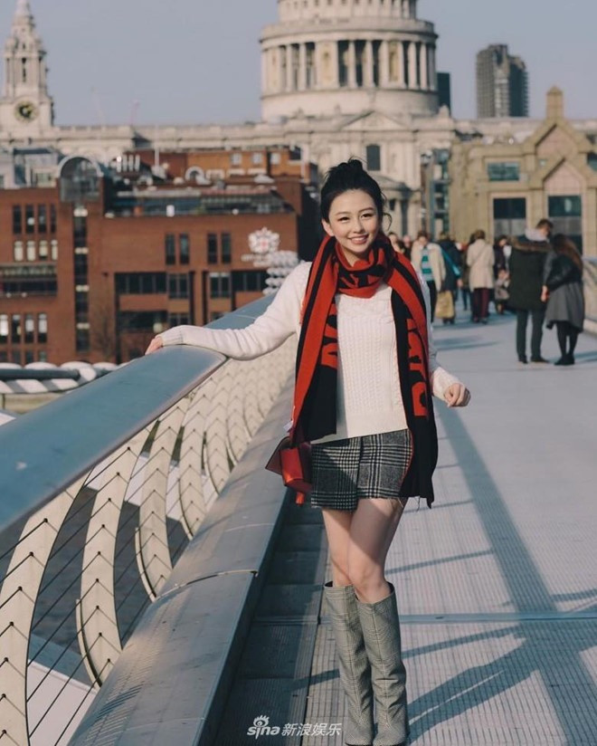 Đam mê thời trang song gia đình chưa muốn con gái tham gia vào môi trường showbiz. Cô từng phải gác lại con đường nghệ thuật để hoàn thành việc học, tiếp quản việc kinh doanh của gia đình. Ái nữ nhà Khâu Thục Trinh theo học tiếng Nhật và Tâm lý học tại Đại học British Columbia ở Vancouver (Canada). Đam mê thời trang song gia đình chưa muốn con gái tham gia vào môi trường showbiz. Cô từng phải gác lại con đường nghệ thuật để hoàn thành việc học, tiếp quản việc kinh doanh của gia đình. Ái nữ nhà Khâu Thục Trinh theo học tiếng Nhật và Tâm lý học tại Đại học British Columbia ở Vancouver (Canada).