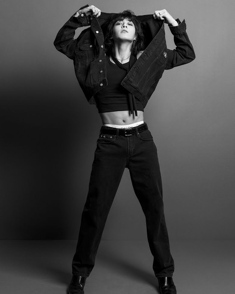 Sự hợp tác này không phải là bước đột phá đầu tiên của Jungkook với thương hiệu thời trang mang tính biểu tượng. Đầu tháng 3, nam ca sĩ đã tạo nên cơn sốt với tư cách là đại sứ thương hiệu toàn cầu của Calvin Klein, giới thiệu set đồ denim. Sự hợp tác này không phải là bước đột phá đầu tiên của Jungkook với thương hiệu thời trang mang tính biểu tượng. Đầu tháng 3, nam ca sĩ đã tạo nên cơn sốt với tư cách là đại sứ thương hiệu toàn cầu của Calvin Klein, giới thiệu set đồ denim.