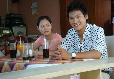 Thu Hiền và Mạnh Trường đóng cặp trong Những cánh hoa bay (2008). Thu Hiền và Mạnh Trường đóng cặp trong Những cánh hoa bay (2008).