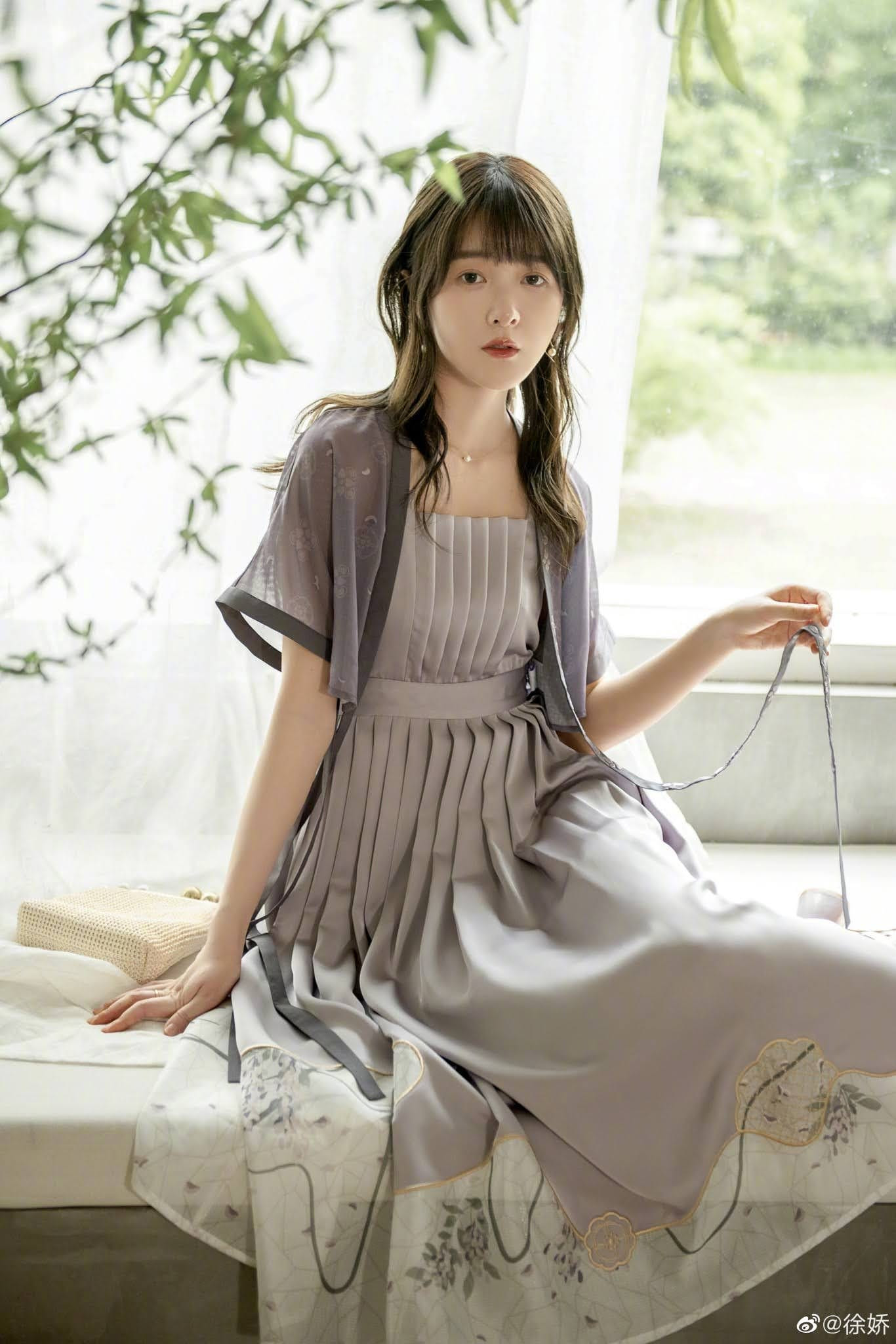 Trên trang cá nhân, Từ Kiều gây ấn tượng với nhiều phong cách. Không ít lần cô gây sốt với những bộ ảnh cosplay, mặc đồ cổ phục… Nữ diễn viên giữ vóc dáng bằng cách chăm chỉ đến phòng tập gym, gần đây chỉ số cân nặng của cô tăng nhưng dáng người vẫn thon thả. Từ Kiều chia sẻ một phần do cơ địa nên không quá khó khăn để duy trì thể trạng.