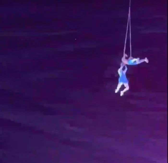 Nữ diễn viên múa ngã ở độ cao 10 m. Ảnh: Ifeng.